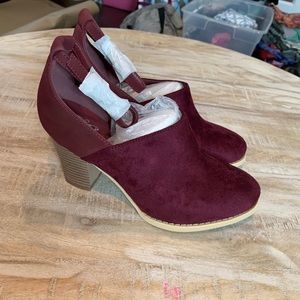 BNWT wine colored Mary Jane heels, size 7